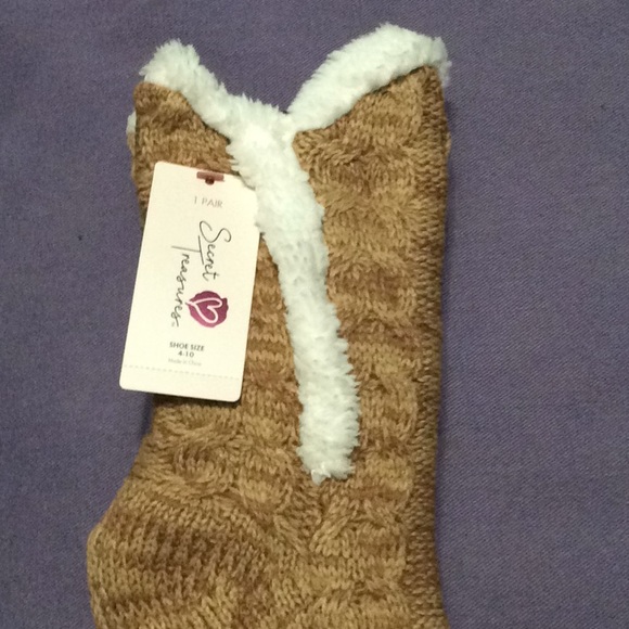 NWT faux fur slipper socks. Tan. Size 4-10. - Picture 2 of 6